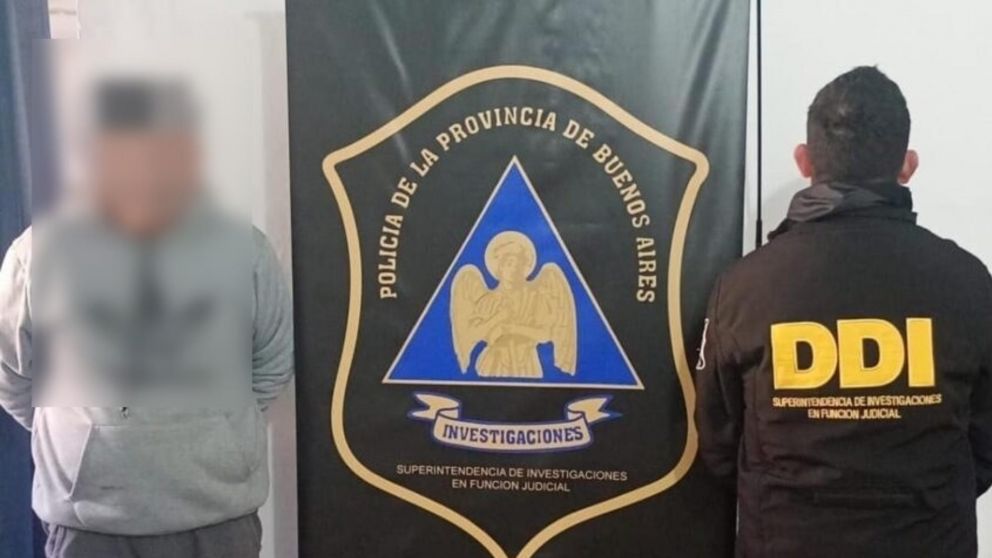 Este es el sospechoso que resultó aprehendido por los investigadores policiales.
