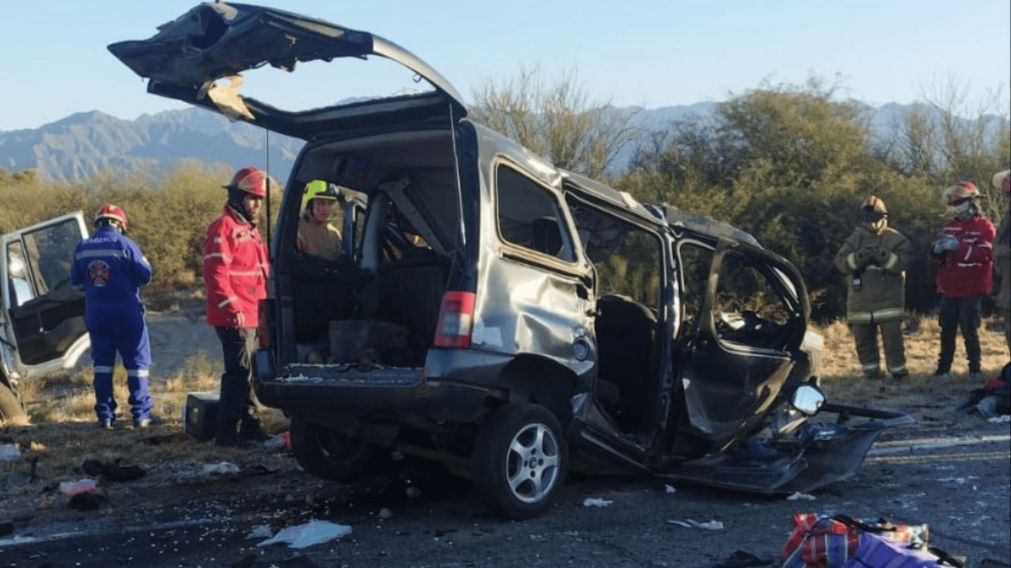 Así quedó la camioneta de la familia (Gentileza Radio Fenix 95.1)