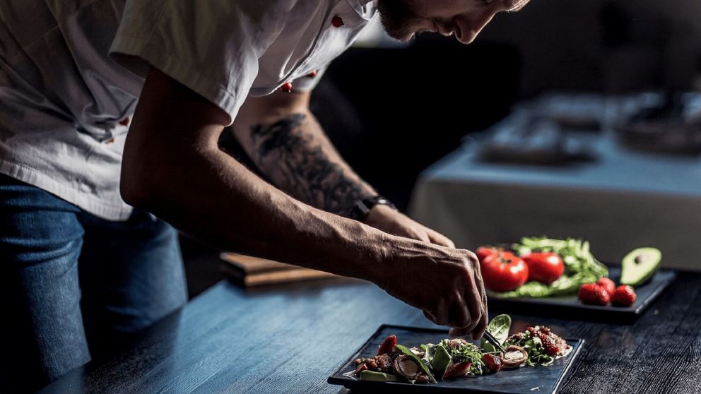 Hay signos del zodiaco que no solo conquistan con su carisma, sino también con sus recetas: estos tres cocinan como si fuera un arte.