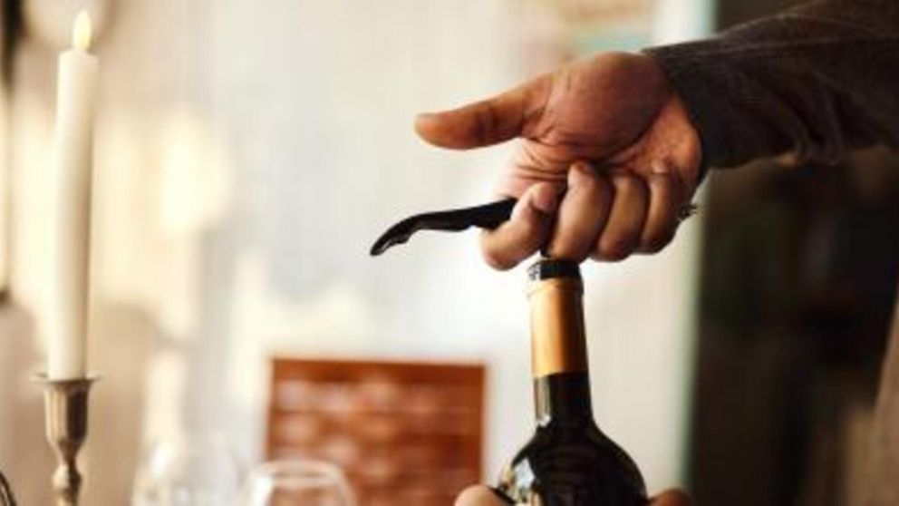 ¿En qué se diferencia que el corcho con la tapa a rosca al momento de cerrar el vino?.