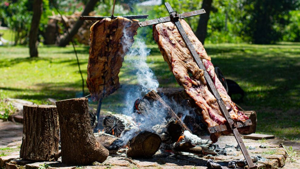 Escenarios tranquilos, parrillas humeantes y el encanto de lo simple: así se vive el ritual del asado en estos pueblos que pocos conocen.