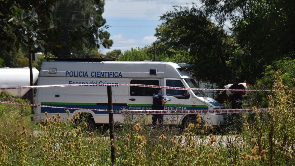 Un nene de 2 años fue hallado muerto en un campo de La Plata.