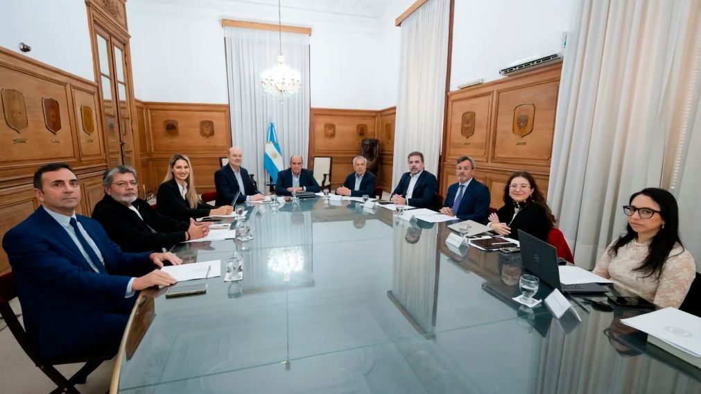 Los integrantes del Consejo de Mayo se reunieron este lunes en el Salón de los Escudos de Casa Rosada.