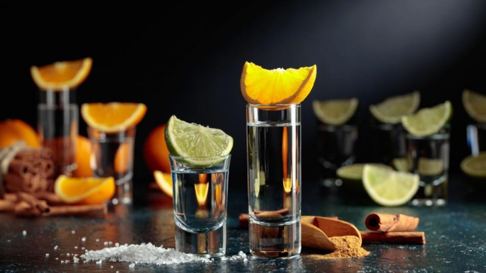 Tequila, sal y limón, la compañía ideal (Imagen ilustrativa).