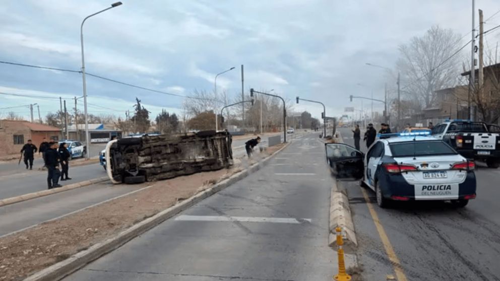 Robó una camioneta, volcó y trató de escapar esposado cuando lo llevaron al hospital.