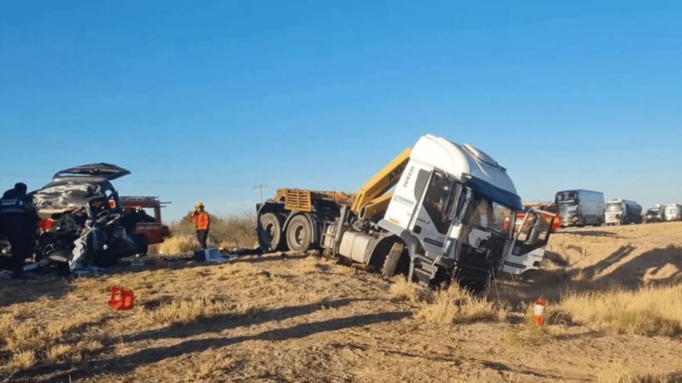 Así quedó el camión que impactó contra una camioneta en La Rioja.