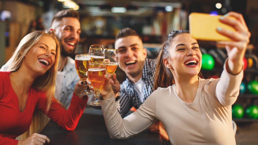 Bares y restaurantes se preparan para el Día del Amigo con ofertas y descuentos.