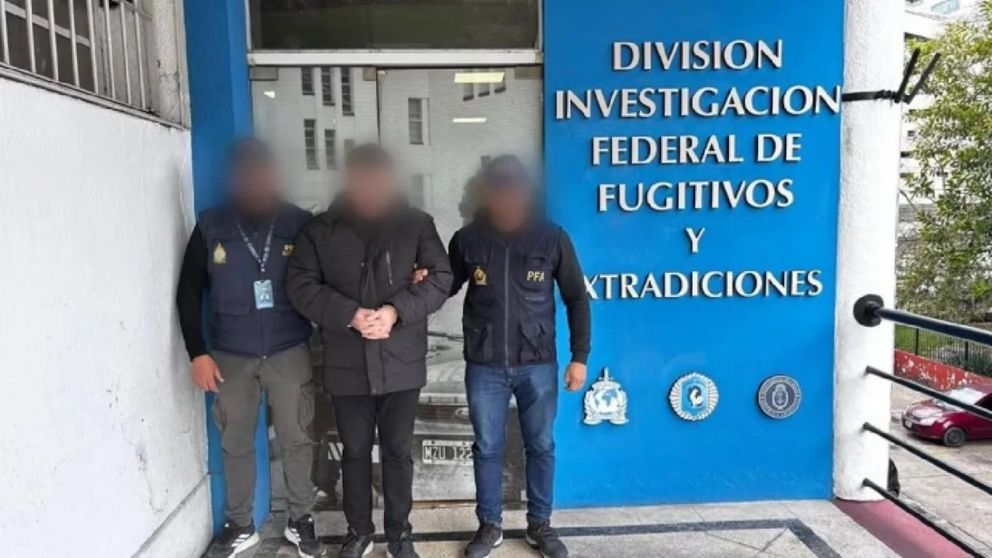 Un hombre acusado de abuso sexual en Paraguay fue detenido en una peluquería de Colegiales, donde trabajaba con una identidad falsa.
