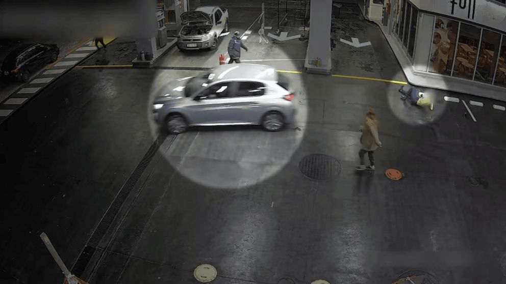 El hecho quedó registrado por una cámara de seguridad.