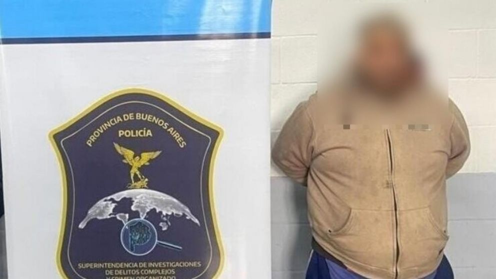 Este es uno de los individuos que resultó aprehendido por los investigadores policiales.