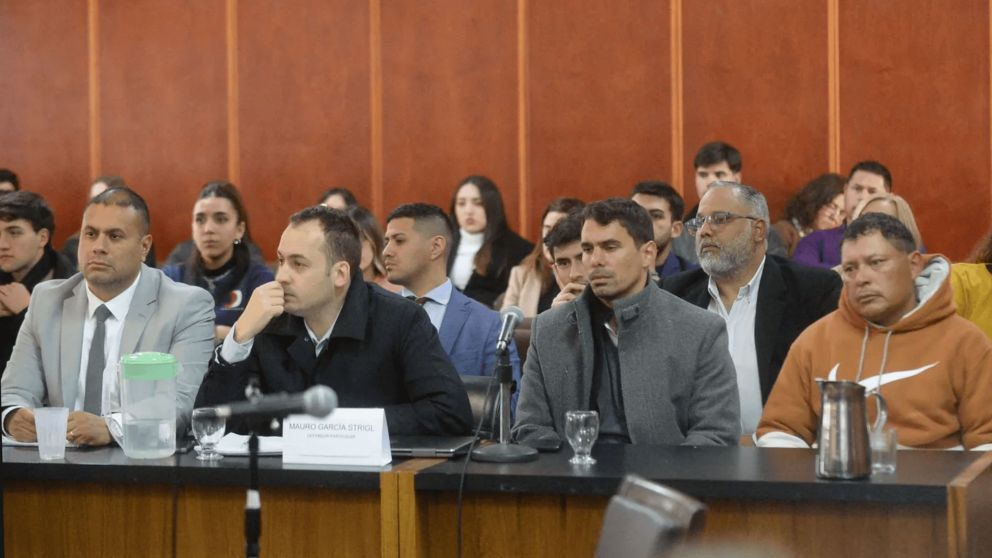 El condenado junto a sus abogados.