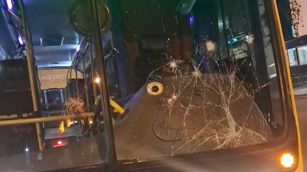 El parabrisas del transporte quedó destrozado por la violenta agresión.