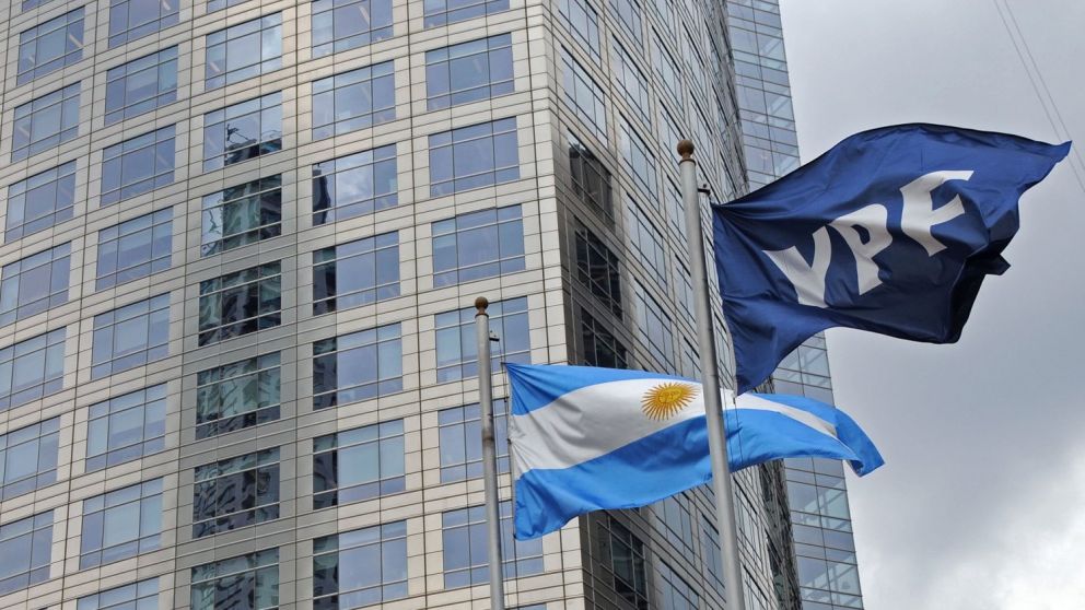 Argentina present� descargos y pidi� suspender el fallo que obliga a entregar las acciones de YPF.