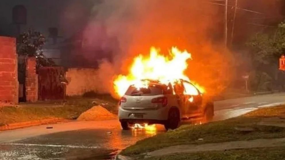 Ambas víctimas fueron halladas en un Citroën C4 prendido fuego.