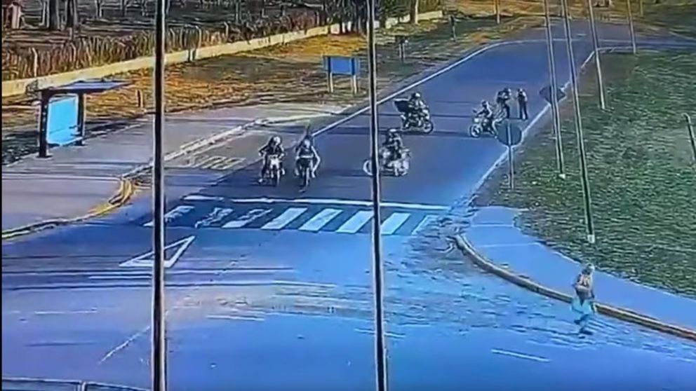 Un hombre fue asaltado por un grupo de motochorros en plena autopista (Imagen captura vídeo).