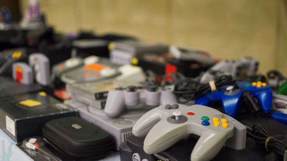 Cómo convertir tu joystick o consola vieja en objetos decorativos útiles y únicos.
