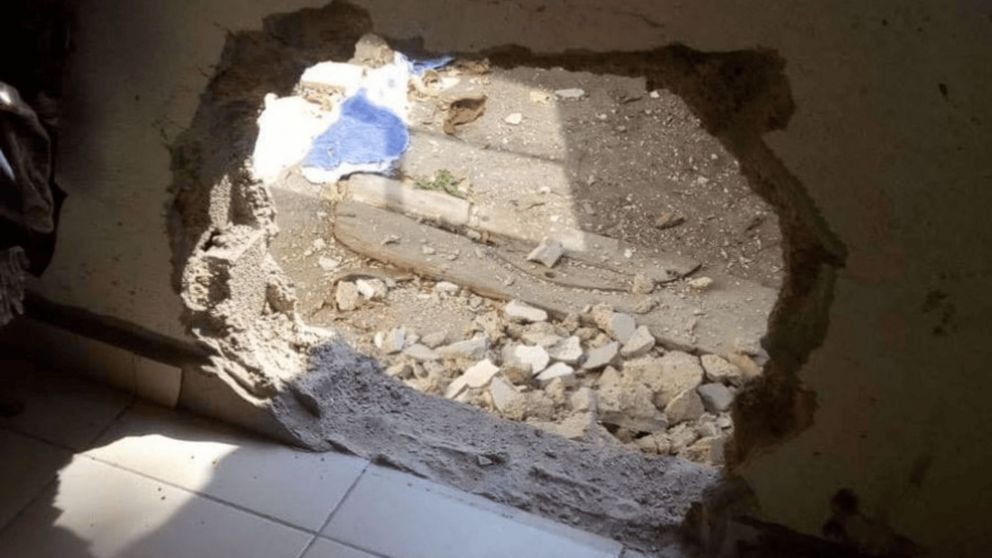 El boquete por el que intentaron escapar los presos.
