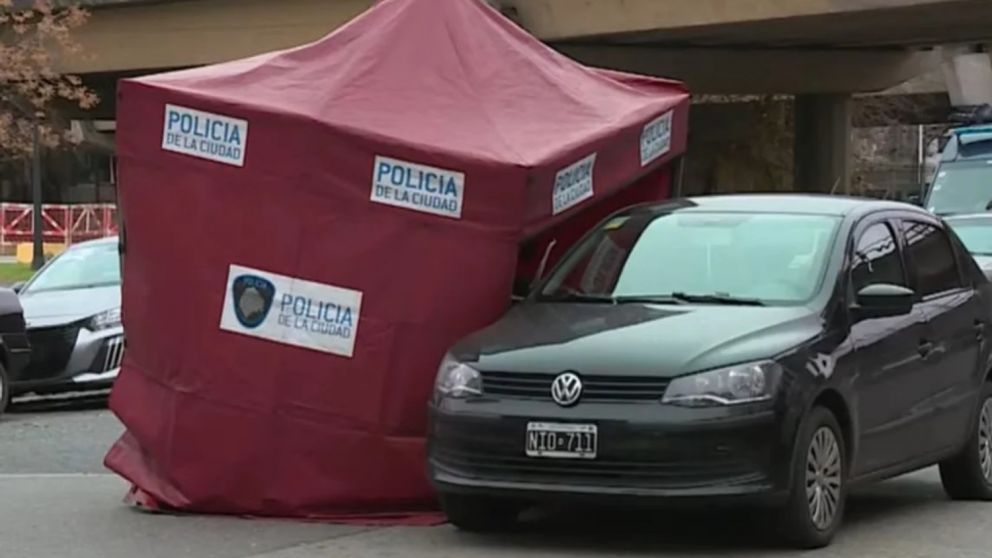 Un delincuente murió y otro se dio a la fuga tras un tiroteo con un efectivo de la Policía de la Ciudad en Barracas.