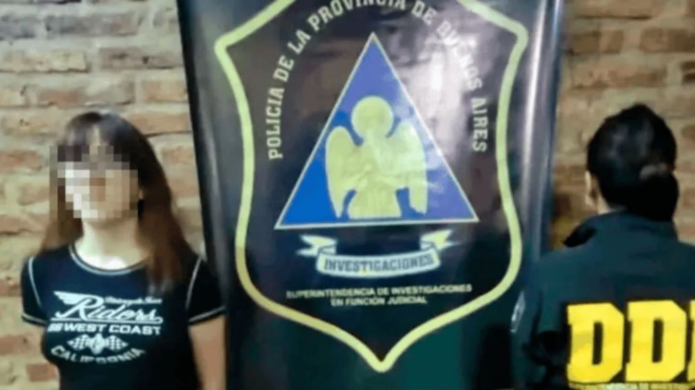 La mujer de 19 años detenida mientras se investiga el hecho.