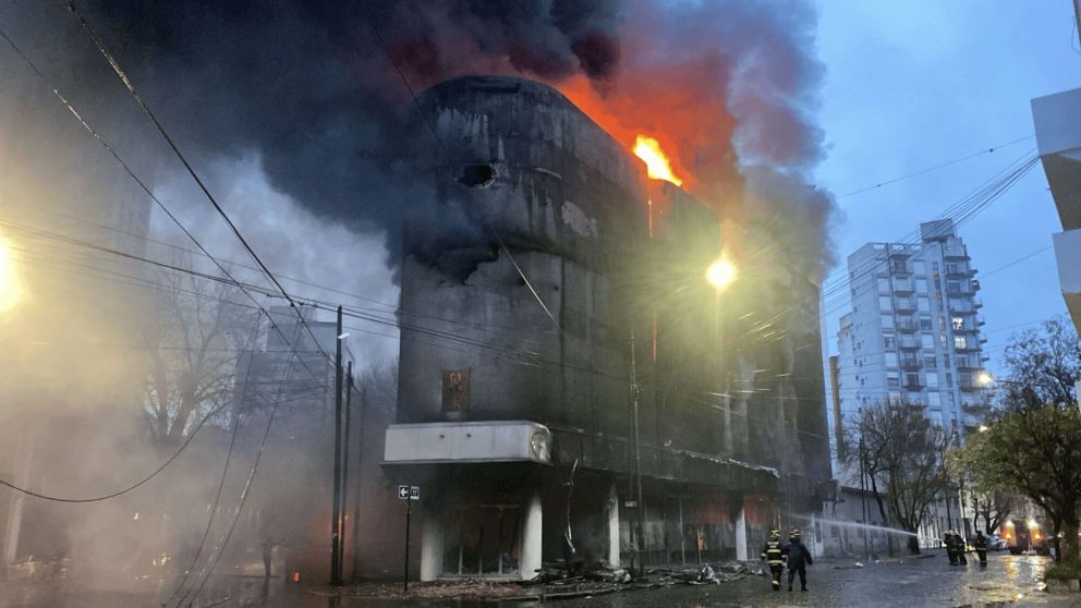 El incendio se originó en un depósito situado en diagonal 77 y 48 (Gentileza @infolaplata).