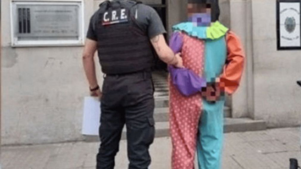 Detuvieron a un payaso por generar inconvenientes en la vía pública.