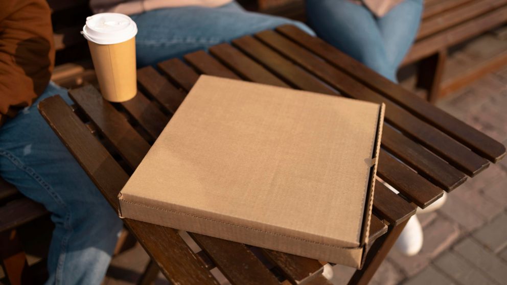 ¿Aguanta la pizza en la caja y afuera de la heladera?