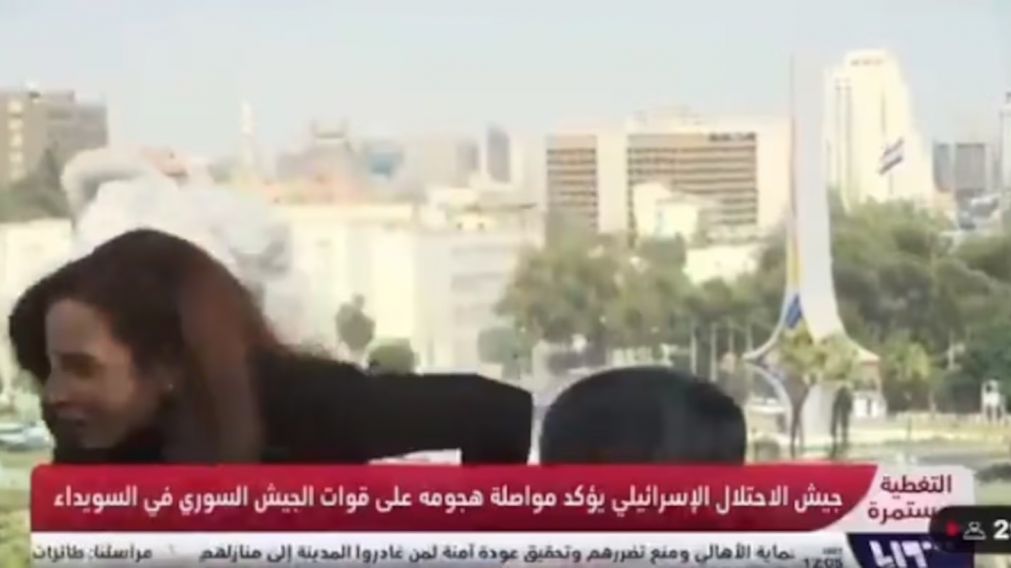 La periodista debió resguardarse tras escuchar la explosión.