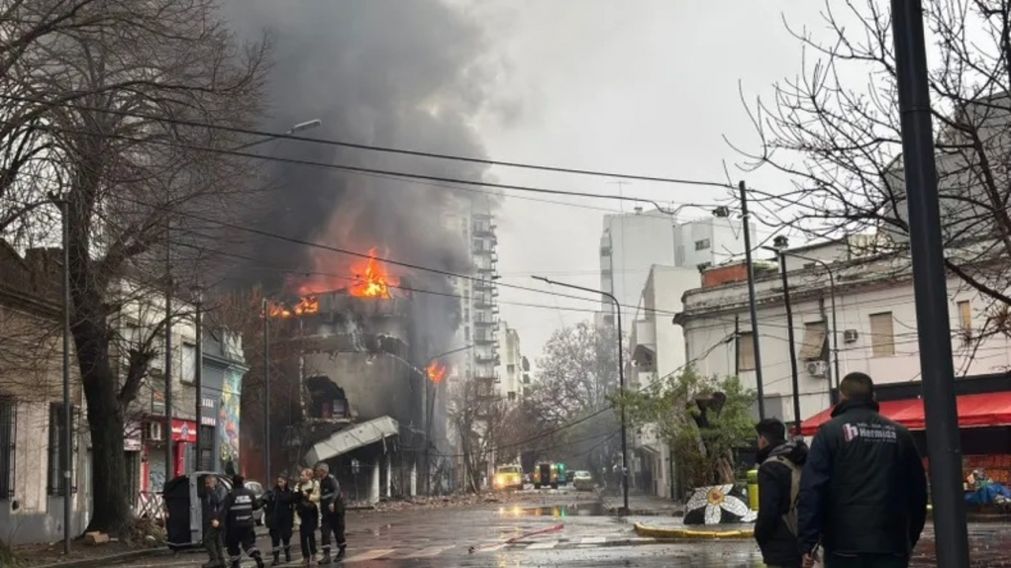 Se investiga la causa del incendio de un depósito de electrodomésticos de La Plata (X).