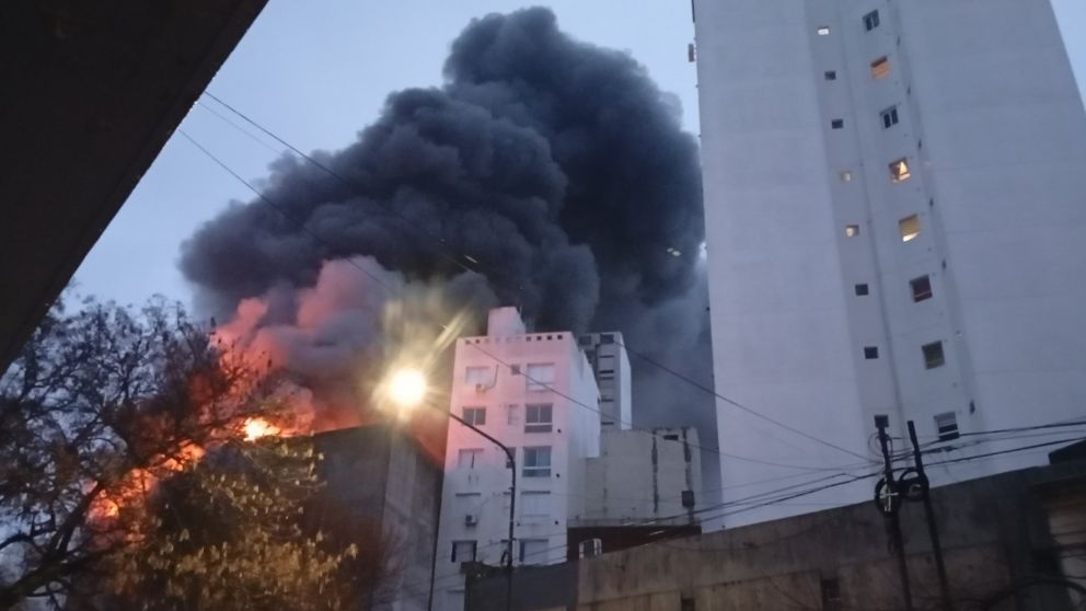 Se incendi� un dep�sito en el centro de La Plata.