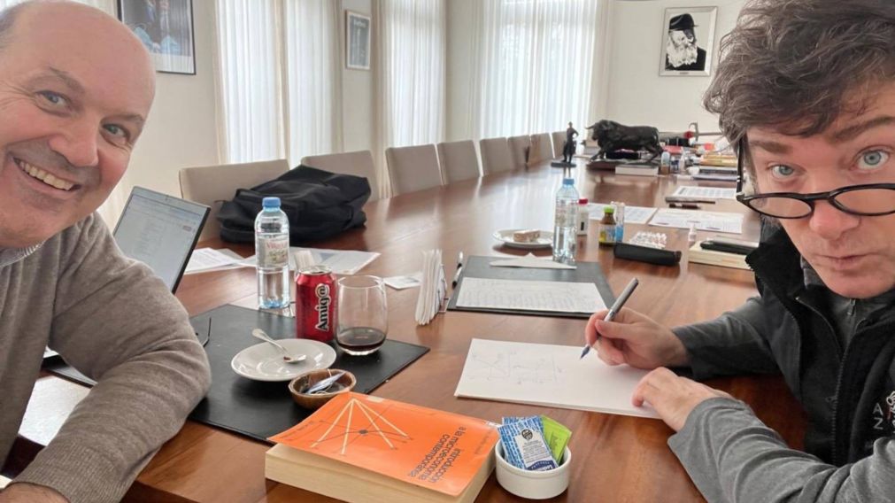 Federico Sturzenegger junto a Javier Milei: "Tarde de trabajo sobre desregulaciones y como comunicar los beneficios de una sociedad más libre"