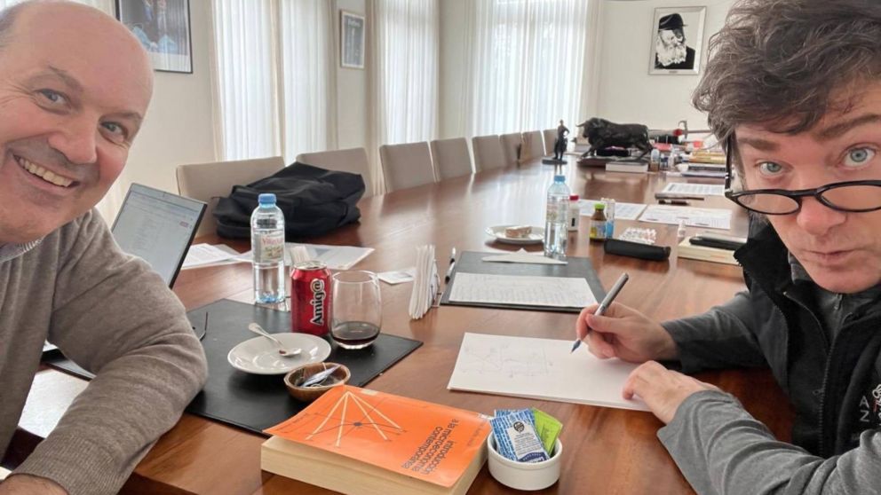 Federico Sturzenegger junto a Javier Milei: "Tarde de trabajo sobre desregulaciones y como comunicar los beneficios de una sociedad m�s libre"