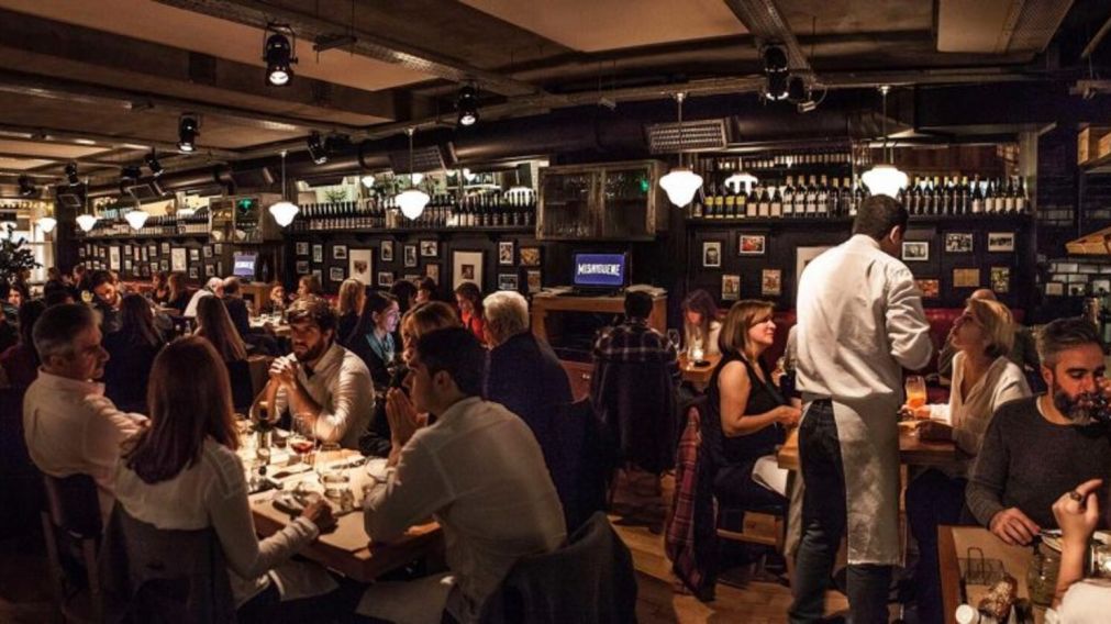 Fueron a una pizzería, querían marcharse sin pagar pero un pequeño detalle los dejó en evidencia