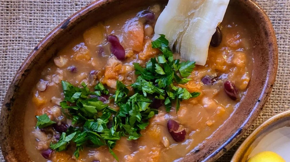 Sabor y tradición en un plato: así se prepara el Jopara, la sopa guaraní más suculenta.