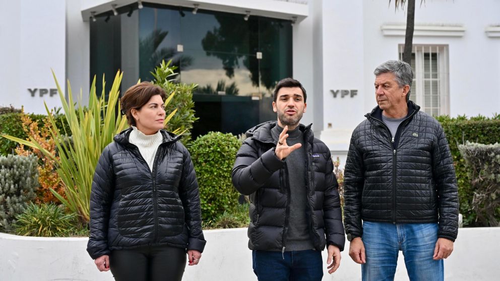 El gobernador Ignacio Torres, acompañado por su vice Gustavo Menna y la diputada Ana Clara Romero.