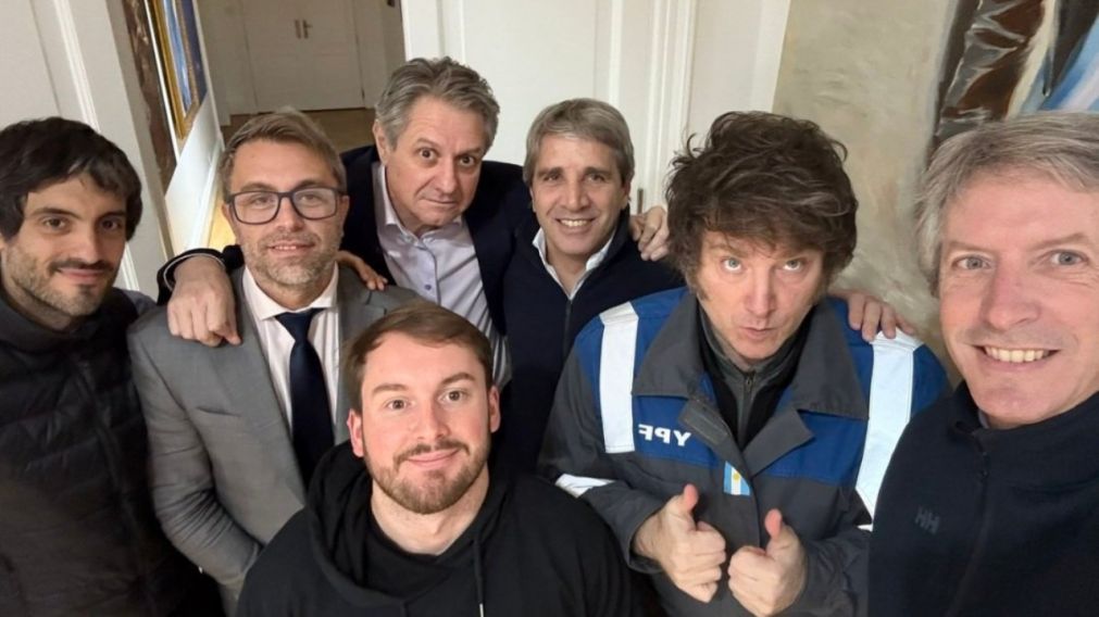 En su posteo, Milei adjuntó una foto junto con Luis Caputo y los principales integrantes del equipo económico.