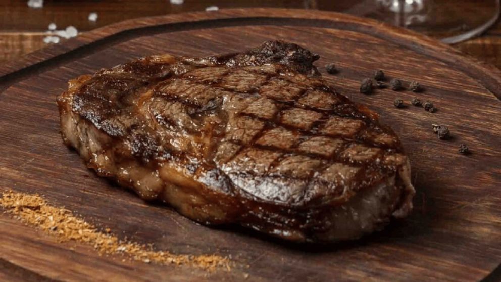 Ni asado ni bondiola: el corte "secreto" que es muy tierno para la parrilla y cuesta solo $7200