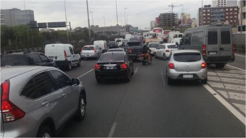 Murió un motociclista tras ser arrollado en la autopista 9 de Julio Sur (Captura de Google Maps).