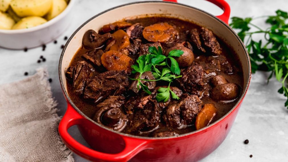 Cómo hacer "Boeuf bourguignon", el guiso francés que delita paladares ideal para comer en invierno