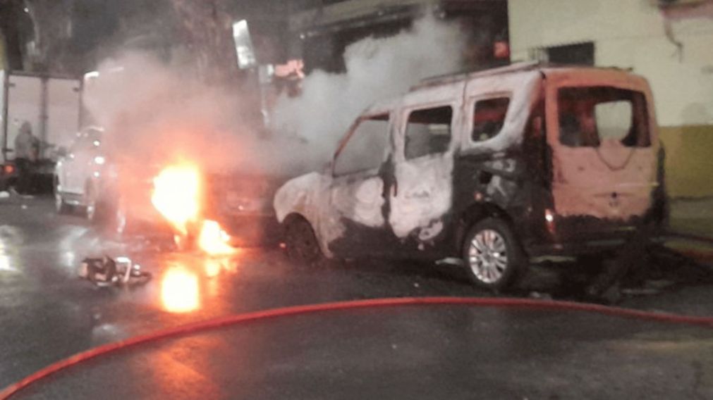 Un quemacoches atacó en el barrio porteño de Villa del Parque (X/@jotaleonetti).