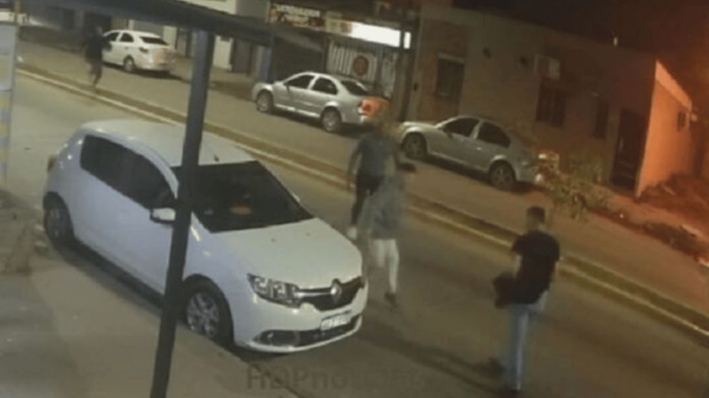 Las cámaras de seguridad captaron el momento de la pelea.