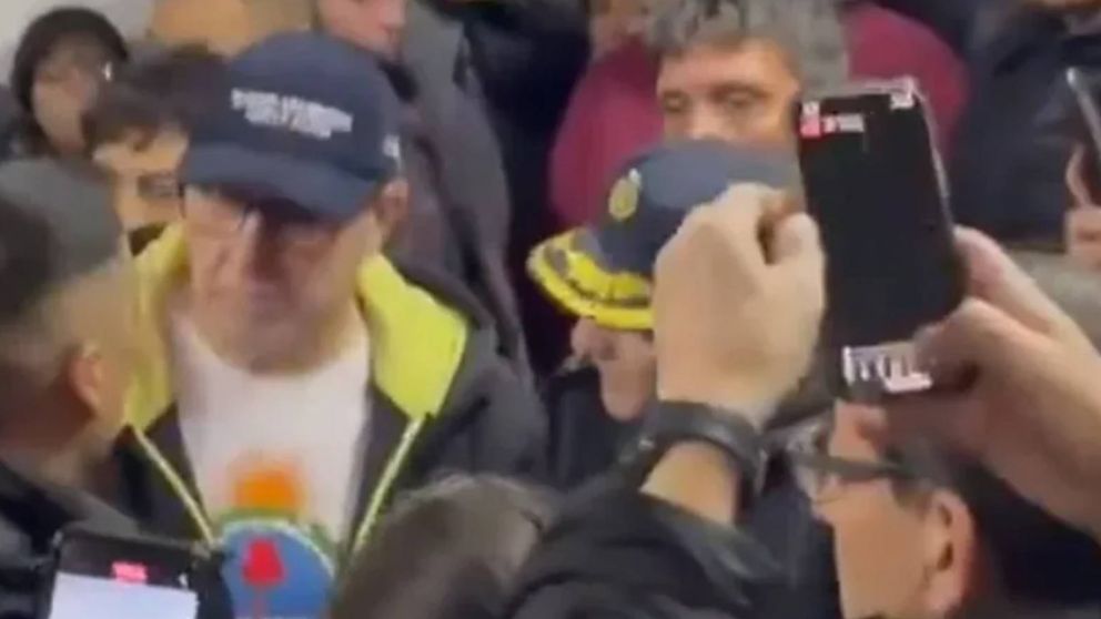 El momento de la detención de Ricardo Bustos en el acto en Esquel (Foto NA).