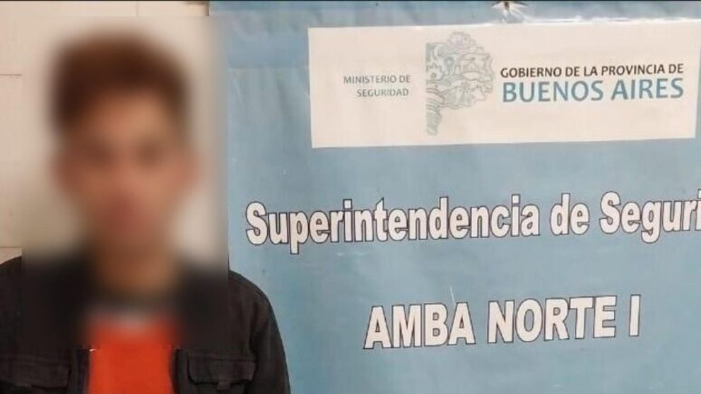 Este es uno de los sujetos que resultó aprehendido en el procedimiento.