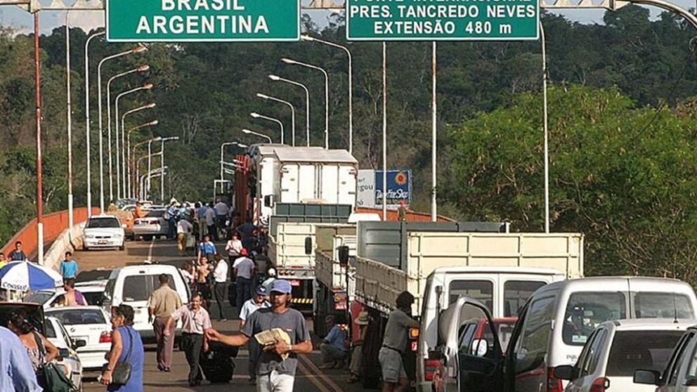 DESDE TEMPRANO HAY LARGAS FILAS DE AUTOS PARA CRUZAR A BRASIL.