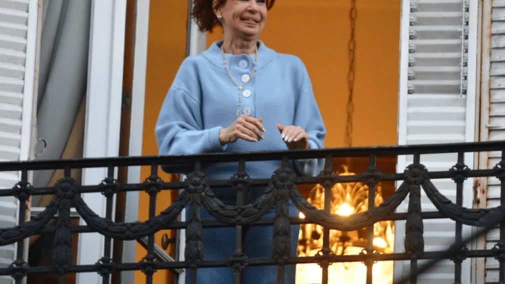 Cristina Kirchner en el balcón de su departamento.