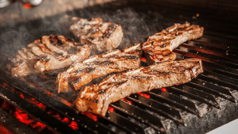 Ni costillitas ni falda: El corte de carne por $4800 que queda hecho una manteca a la parrilla