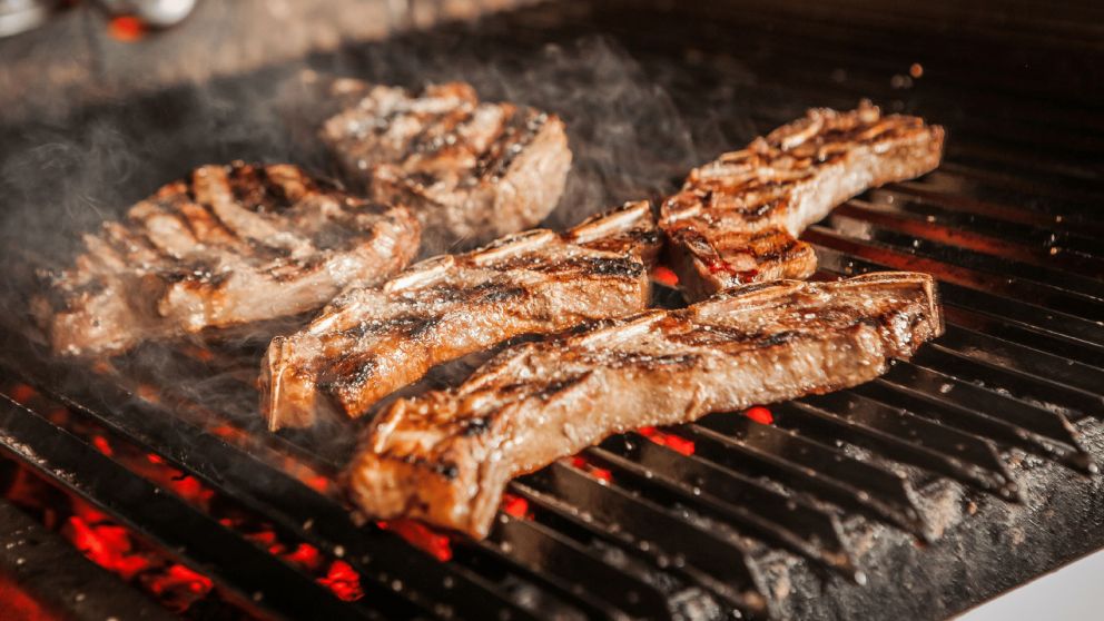Ni costillitas ni falda: El corte de carne por $4800 que queda hecho una manteca a la parrilla