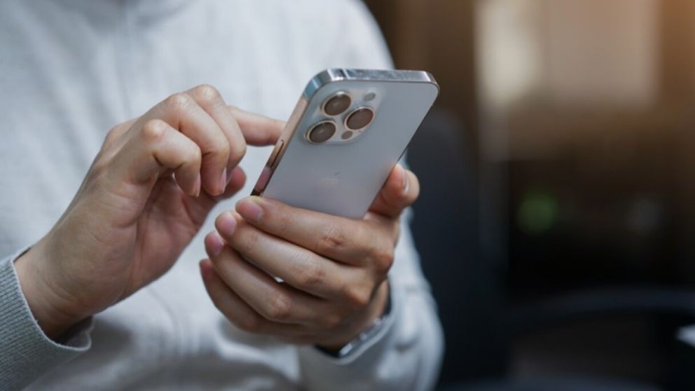 El Gobierno anunci� la quita de impuestos para el mercado interno y se anticipa la baja del precio de los celulares.