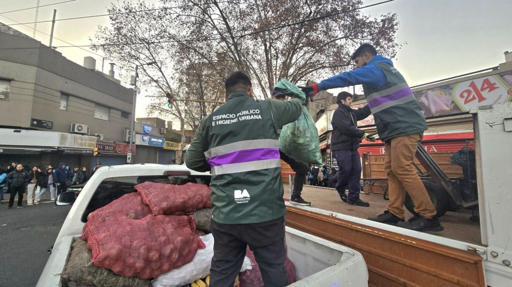 Liniers: desalojan a manteros en un megaoperativo para liberar veredas.