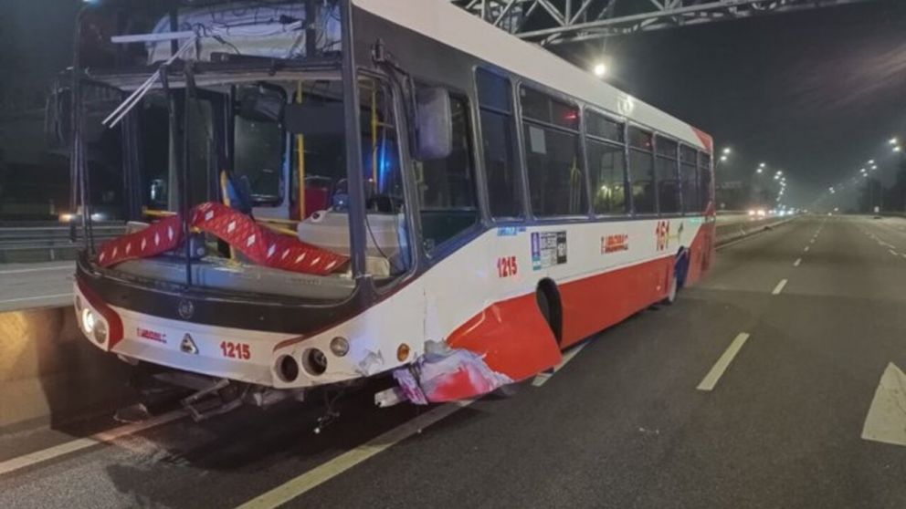 El chofer del colectivo fue llevado al hospital (X).