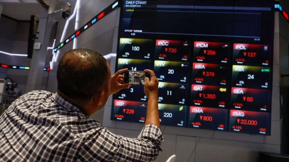 Los operadores están pendientes de las pantallas con la evolución de los ADRs argentinos en Wall Street.